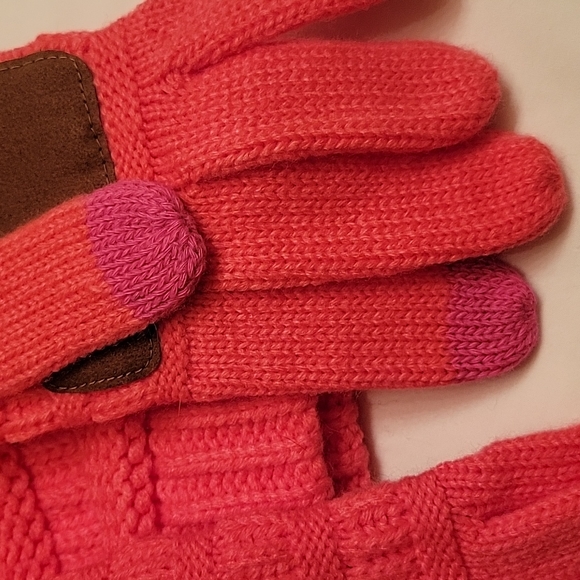 C.C. beanie, tech gloves and infinity scarf - Picture 6 of 9